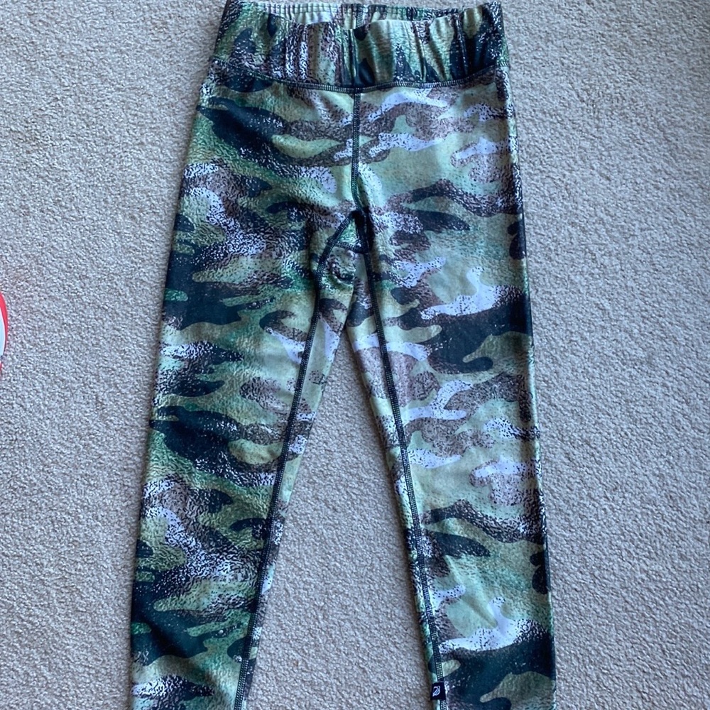 Terez Midrise Camo Capris Size M